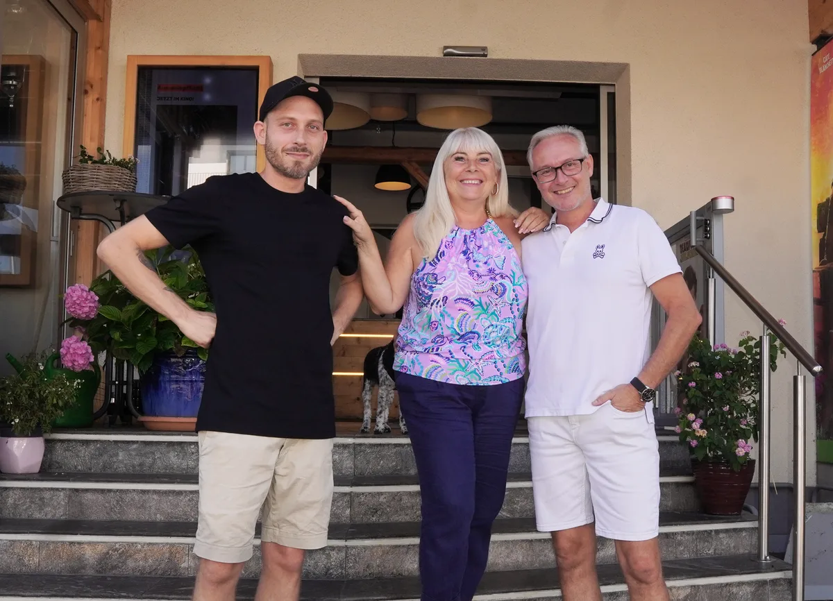Das Ehepaar Brenner und Sohn Severin vor ihrem Kino Palace in Wetzikon.